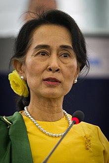220px-Remise_du_Prix_Sakharov_à_Aung_San_Suu_Kyi_Strasbourg_22_octobre_2013-18