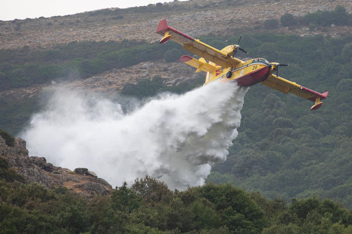 LA SARDEGNA BRUCIA ANCORA, IN AZIONE I CANADAIR