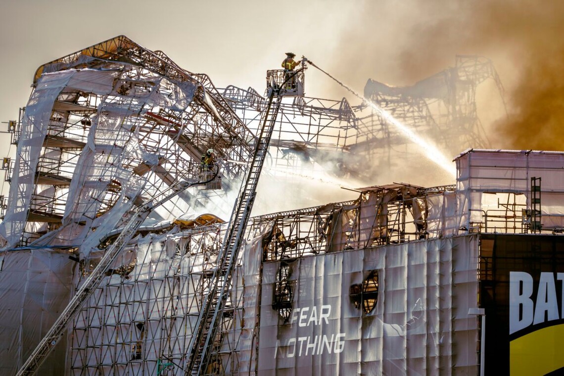 Børsen i København brænder